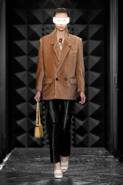 Look 15